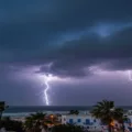 المعهد الوطني للرصد الجوي يصدر تحذيرًا بشأن تقلبات الطقس الليلة وغدًا