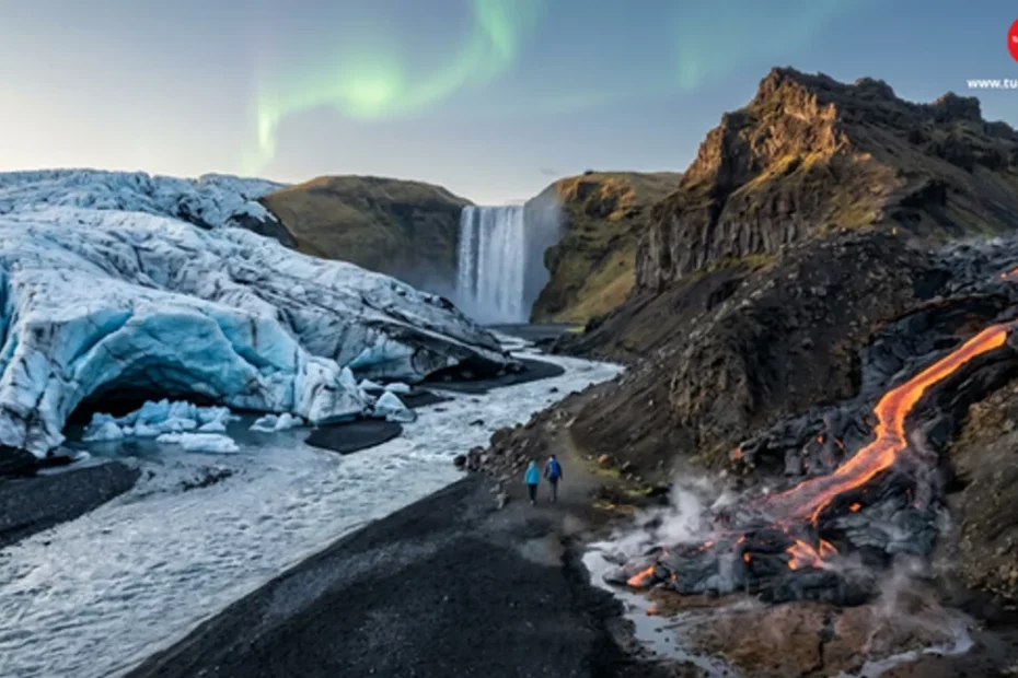 منظر بانورامي ساحر لجبل بركاني نشط في آيسلندا يتدفق منه الحمم البركانية (Lava Flow) نحو نهر جليدي أزرق ضخم (Vatnajökull) يذوب على شاطئ Reynisfjara الأسود الشهير، مع شلالات Gullfoss في الخلفية وفتحات بخار (Geysir) وشفق قطبي (Northern Lights) خافت يظهر في سماء twilight.