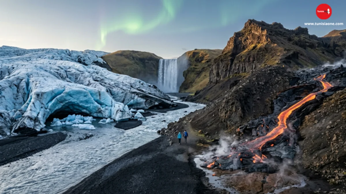 Guide Complet de l'Islande : Terre de Feu, de Glace et d'Aventures Boréales منظر بانورامي ساحر لجبل بركاني نشط في آيسلندا يتدفق منه الحمم البركانية (Lava Flow) نحو نهر جليدي أزرق ضخم (Vatnajökull) يذوب على شاطئ Reynisfjara الأسود الشهير، مع شلالات Gullfoss في الخلفية وفتحات بخار (Geysir) وشفق قطبي (Northern Lights) خافت يظهر في سماء twilight.