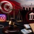 زلزال يهز منصات التواصل في تونس.. إحالة 18 "مؤثراً" على الدائرة الجنائية! صورة تعبيرية تظهر رموز القضاء التونسي مع تطبيقات التواصل الاجتماعي مثل تيك توك وإنستغرام وخلفية لعلم تونس في إطار قضية تحقيق مع مؤثرين.