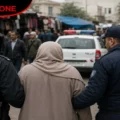 صورة تعبيرية لامرأة ترافقها قوات الأمن في أحد الأسواق التونسية، في سياق خبر توقيف مشتبه بها في قضايا النشل والسرقة بعد سنوات من النشاط، دون الإشارة إلى هويتها الحقيقية.