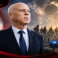 Illustration du président Kaïs Saïed avec le drapeau tunisien, des symboles de sécurité et de migration irrégulière, représentant les efforts de la Tunisie pour protéger ses frontières et lutter contre les réseaux de trafic de migrants africains.