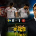 حاتم الطرابلسي يهاجم المنتخب التونسي بعد هزيمة السويد 5-1 وهيرفي رونار مدرباً جديداً حاتم الطرابلسي وهنري رونار خلال أزمة المنتخب التونسي بعد الخسارة 5-1 أمام السويد في كأس العالم 2026