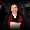 صورة حصرية لـ TunisiaONE تُظهر المحامية الراحلة منجية المناعي وهي تحمل ملفاً، وفي الخلفية مبنى المحكمة الابتدائية بتونس وشخصية غامضة، في قضية مقتل المحامية على يد ابنها