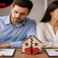 صورة تعبيرية لزوجين يوقعان وثائق قانونية لإنهاء نظام الاشتراك في الأملاك بين الزوجين في تونس، في إطار الإجراءات القانونية المنظمة بالقانون التونسي.