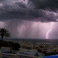 تنبيه جوي: عواصف رعدية مرتقبة بعد ظهر الأربعاء في عدة ولايات تونسية.. هذه المناطق معنية أكثر من غيرها صورة توضيحية لعاصفة رعدية قوية فوق مدينة تونس مع سحب ركامية كثيفة وبرق وأمطار غزيرة، تعبر عن حالة الطقس والتحذيرات الجوية في تونس.